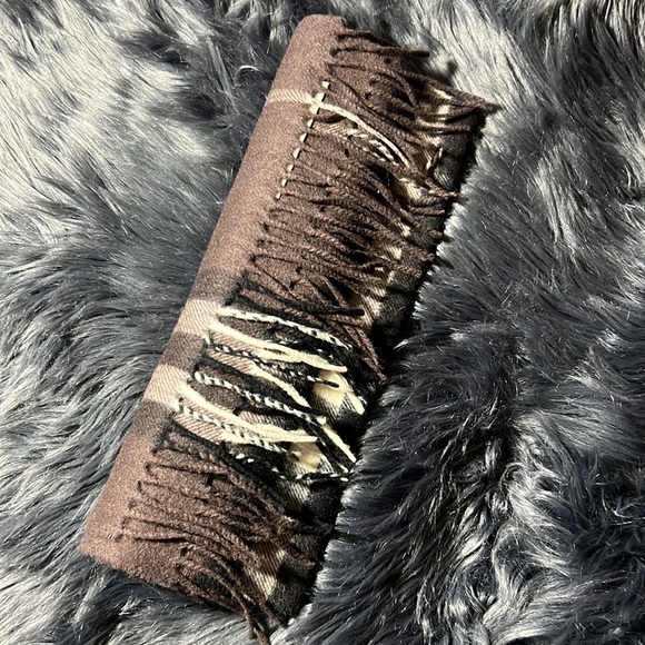 BURBERRY CASHMERE SCARF - Picture 1 of 6